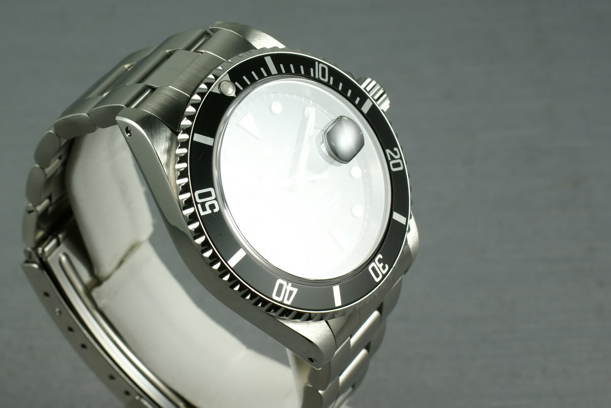 HQ Milton - Rolex Submariner 16610 Box and Papers A serial